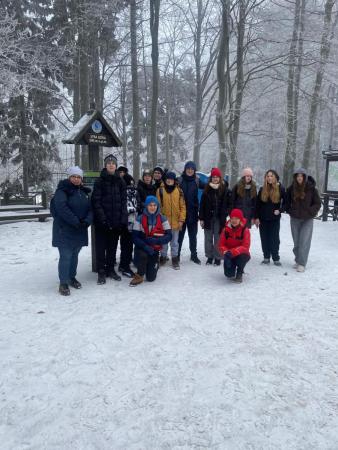 zdjęcie grupowe uczniów i nauczycieli bioracych udział w rajdzie