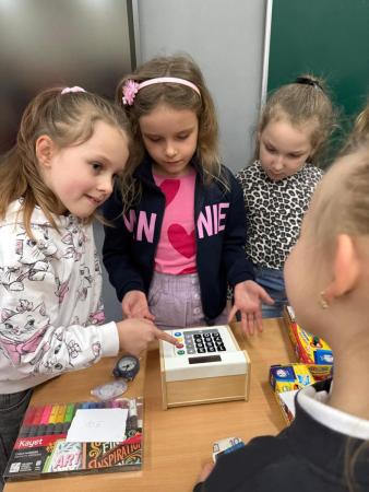 uczniowie w czasie zabawy