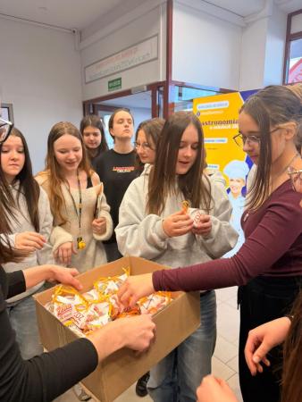 uczniowie w trakcie dni otwartych