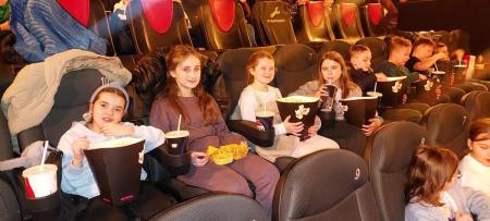 Uczniowie w sali kinowej