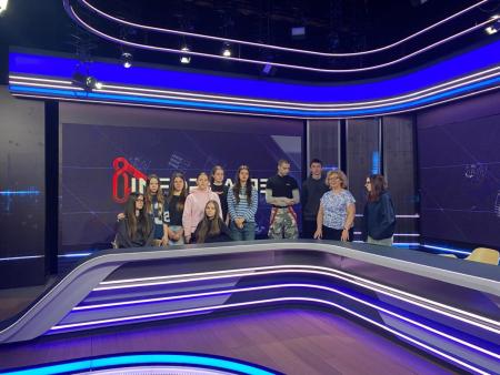 uczniowie w studiu telewizyjnym