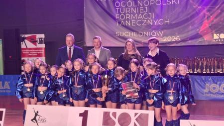 zespoł taneczny odbierający nagrodę za 1 miejsce