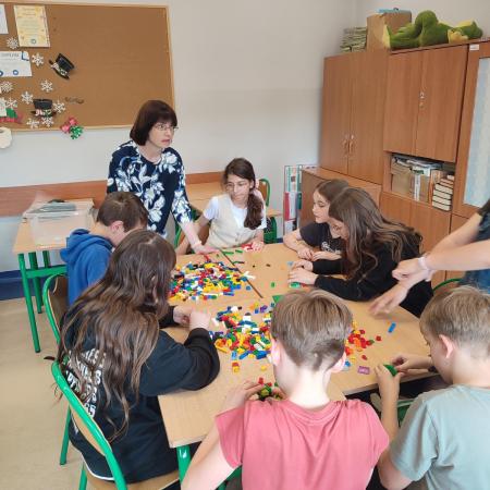 uczniowie i nauczyciel podczas zajęć