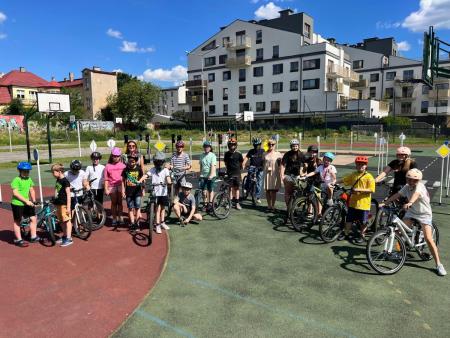 uczniowie i nauczyciele podczas egzaminu na kartę rowerową