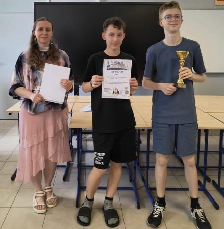 nagrodzeni uczniowie oraz organizator konkursu