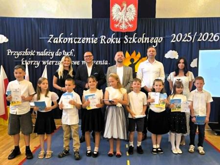 Uczniowie i nauczyciele na wspólnym zdjęciu