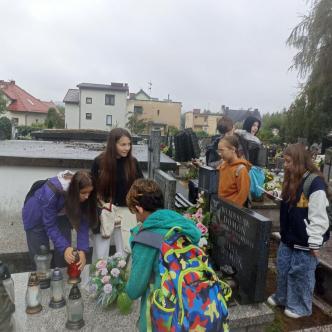 Uczniowie porządkujący nagrobki Westerplatczyków