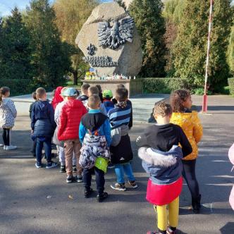 Uczniowie SP12 w drodze pod Pomnik Harcerzy Poległych za Ojczyznę. 