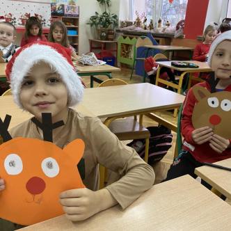 Uczniowie klasy 1 podczas zajęć edukacji technicznej prezentują renifery z papieru