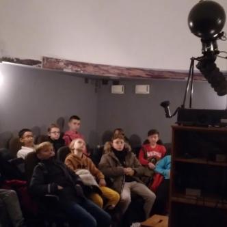 Uczniowie klasy 6 w sali pokazowej planetarium UJK