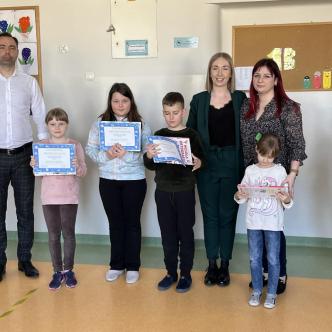 Uczniowie i nauczyciele podczas wręczenie nagród w konkursie ortograficznym