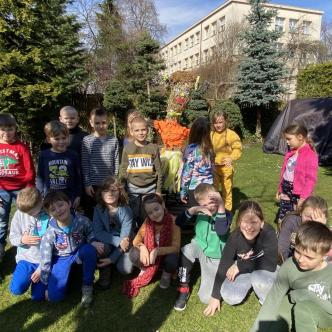 Uczniowie klasy 1 podczas pożegnania zimy - Palenie Marzanny