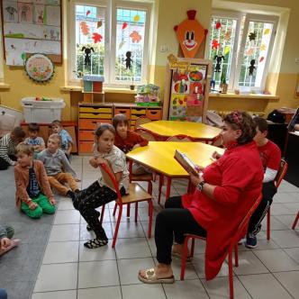 Uczniowie świetlicy i Pani Intendent w trakcie akcji "Popołudnie z książką"