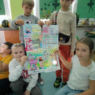 Uczniowie klasy 3 prezentujący spoje rysunki