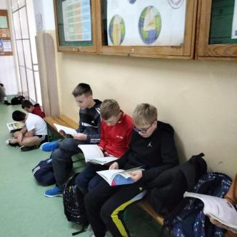 uczniowie czytający ksiązki podczas przerwy na czytanie