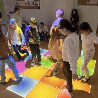 Uczniowie klas trzecich podczas ćwiczeń z wykorzystaniem podłogi Fun Floor