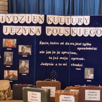 Dekoracja - parawan z napisem Tydzień Kultury Języka oraz walizki poetów