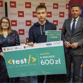 Uczeń z nagrodą i dwoje dorosłych