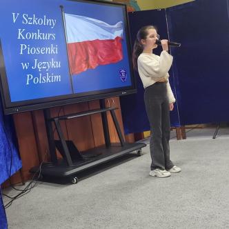 Uczennica śpiewająca piosenkę