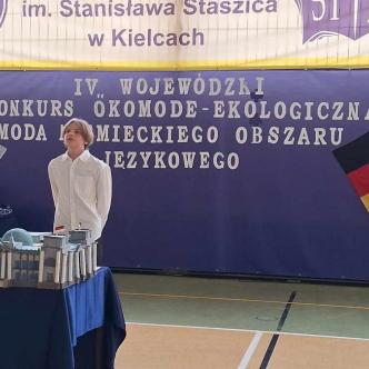 Uczeń prezentujący swoją pracę podczas konkursu