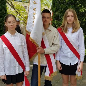 Uczniowie ze sztandarem SP 12 w Kielcach