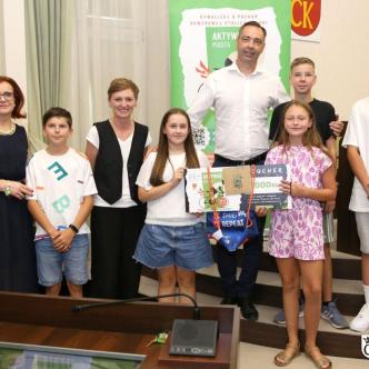 Nagrodzeni uczniowie i nauczyciele z Prezydentką Kielc