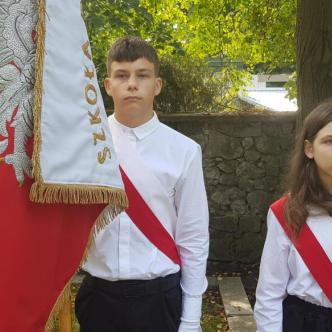 Uczniowie SP12 ze sztandarem szkoły