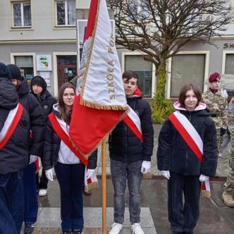 Uczniowie trzymający sztandar szkoły