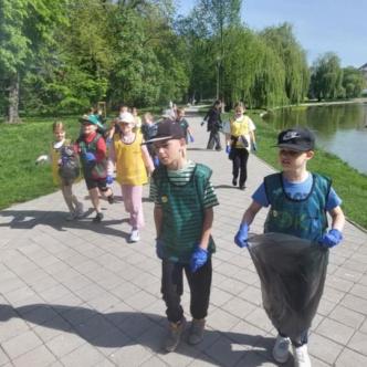 Uczniowie sprzątający park