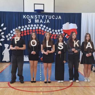 Uczniowie wystepujący na sali gimanstycznej