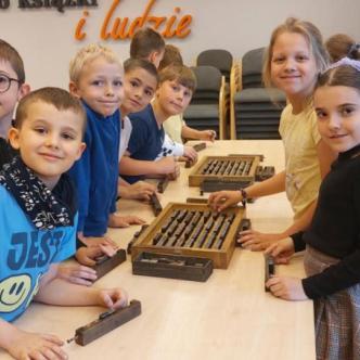 uczniowie podczas warsztatów