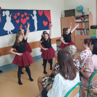 uczniowie i rodzice w trakcie inscenizacji