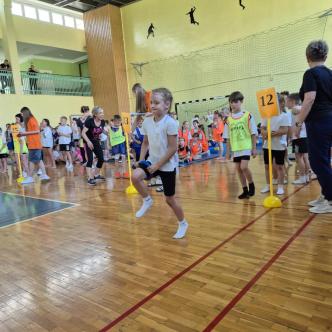 uczennica w trakcie konkurencji sportowej