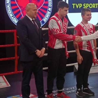 Uczeń odbierający gratulacje