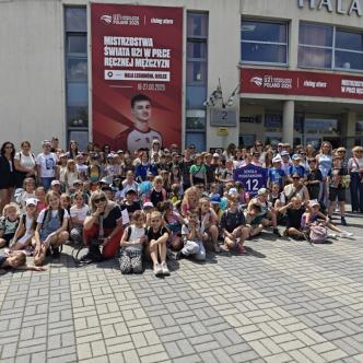 Uczniowie i nauczyciele sp12 pod Halą Legionów