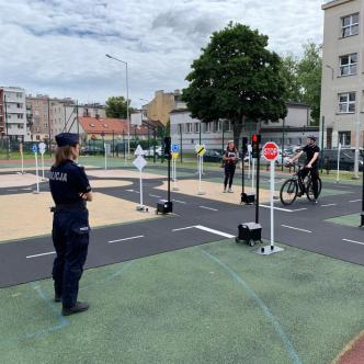 Policjantka, nauczyciel i rowerzysta podczas egzaminu na kartę rowerową