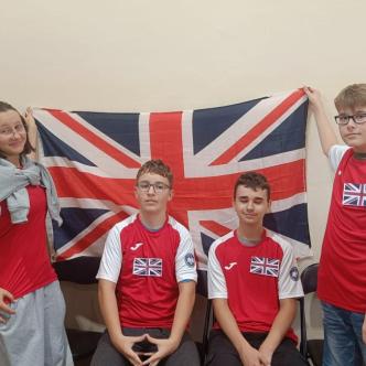 Uczniowie z flagą Wielkiej Brytanii