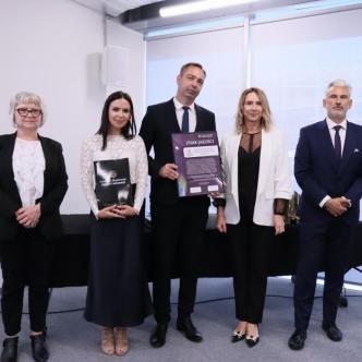 Dyrektor i nauczyciele po odebraniu nagród