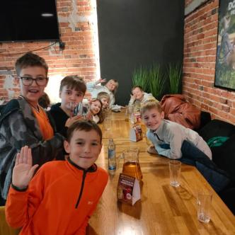 uczniowie klasy 4b w pizzerii