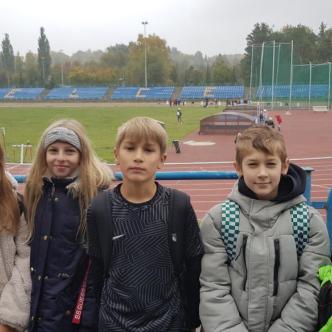uczniowie podczas zawodów sportowych