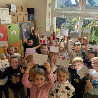 Uczniowie klasy 1b z własnoręcznie wykonanymi laurkami