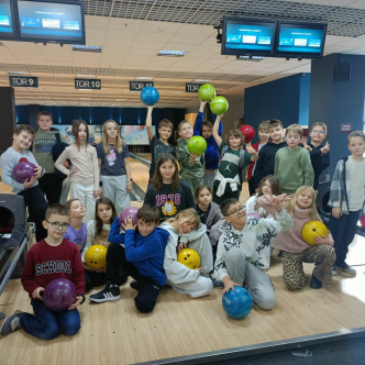 Klasa 4b podczas wyjścia na kręgle