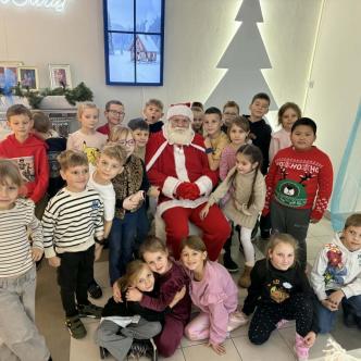 Uczniowie klasy 1b ze Świętym Mikołajem