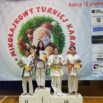 Zawodniczki karate na podium