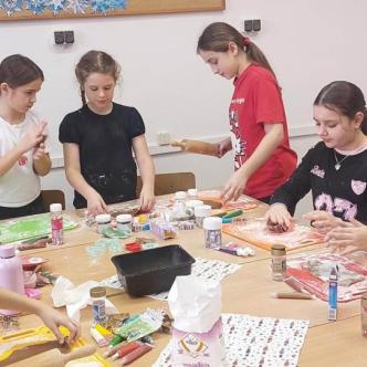 Uczniowie robiący pierniki