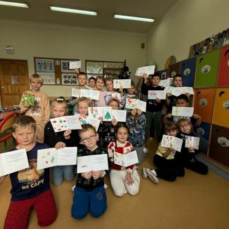 Uczniowie z przygotowanymi własnoręcznie kartkami