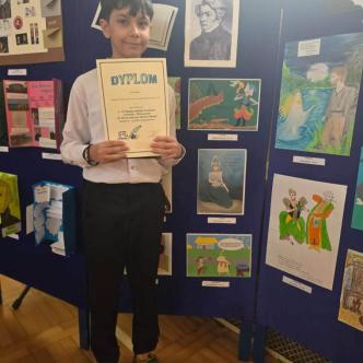 Nagrodzony uczeń z dyplomem