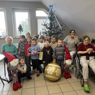 Uczniowie i seniorzy podczas zajęć