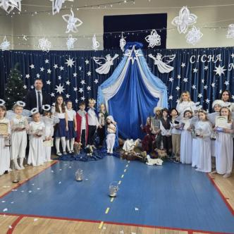 uczniiowie i nauczyciele po Jasełkach Bożonarodzeniowych