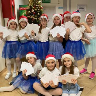 Uczniowie z przygotowanymi własnoręcznie kartkami